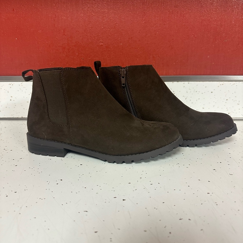 Sonoma women’s ankle boots. Brown size 7.5. Never worn.